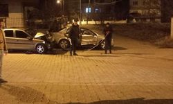 Uşak'ta iki otomobilin çarpıştığı kazada 8 kişi yaralandı