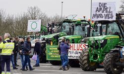 Almanya'da çiftçilerden eylem! Traktör ve kamyonlarla üç saatlik konvoy düzenlendi