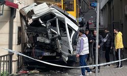 Beyoğlu'nda iki vinç çarpıştı, 1 kişi yaralandı
