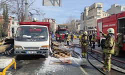 Beyoğlu'nda park halindeki kamyonette yangın çıktı