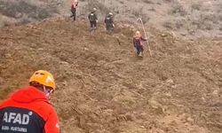 İliç'te toprağın altında kalan işçiler çubuk ve kürekle aranıyor