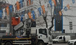 Diyarbakır Büyükşehir Belediyesine ait vinçlerle direklere AKP bayrakları asıldı
