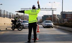 Zeytinburnu'nda trafiği tehlikeye düşüren 2 sürücüye para cezası verildi