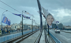 AKP'li Murat Kurum'un afişi sefer aksamasına neden oldu