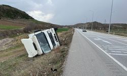 Amasya’da kamyon devrildi, 3 kişi yaralandı