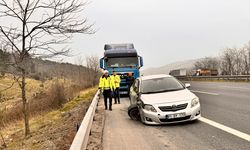 Anadolu Otoyolu'nda otomobil tankere çarptı, 3 kişi yaralandı