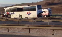 Yolcu otobüsü bariyerlere çarptı: 14 yaralı
