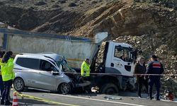 Çanakkale'de kamyon ile hafif ticari araç çarpıştı: 1 ölü