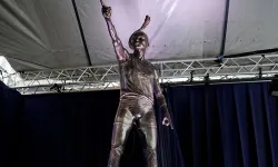 Heykeltıraş Doğan'dan 'Eda Erdem heykeli' açıklaması: Aydınlatma yüzünden kendisi olmaktan çıkmış