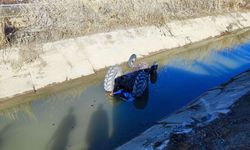 Erzincan’da traktör sulama kanalına devrildi, sürücü hayatını kaybetti