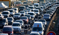 Fransa'da taksiciler Paris'e giden otoyolu trafiğe kapattı