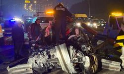 Gaziosmanpaşa'da otomobil bariyerlere çarptı, sürücü ağır yaralandı