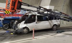 Minibüs, tünelde çalışan işçilerin bulunduğu platforma çarptı: 8 yaralı