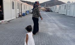 Malatya'da konteyner dramı: Depremzede anneanne isyan etti; "özel çocuğumla kira veremem, ölenler kurtuldu"