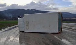 Sinop'ta kamyon devrildi, 2 kişi yaralandı