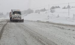 Kars'ta kar ve buzla mücadele sürüyor