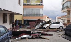 Ankara'da şiddetli fırtına: Evlerin çatısı uçtu