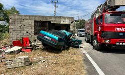 Antalya'da metruk binaya çarpan otomobilin sürücüsü ağır yaralandı