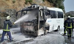 Antalya'da seyir halindeki midibüste yangın çıktı