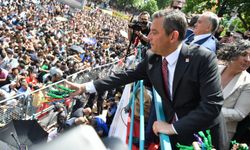 CHP lideri Özel Manisa'da mesir macunu saçtı!