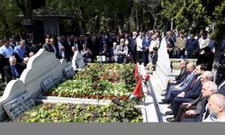 Saadet Partisi, eski başbakanlardan Erbakan'ın mezarı başında bayramlaştı