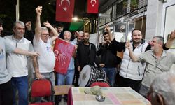 Manisa’da MHP li emekli vatandaş tuttuğu davul zurna eşliğinde CHP’nin seçim zaferini kutladı