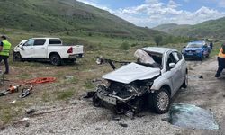 Sivas'ta pikap ile otomobilin çarpıştığı kazada 2 kişi öldü, 2 kişi ağır yaralandı