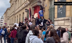 Fransa'da lise öğrencileri, AP seçimlerinde aşırı sağın güçlenmesini protesto etti