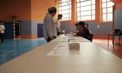 Fransa'da erken genel seçimlerde ilk turda oy kullanma devam ediyor