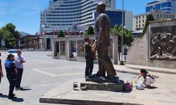Atatürk Anıtı'na baltayla zarar veren 2 şüpheli adliyede