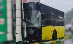 İETT otobüsü 3 araca çarptı: Yaralılardan birinin durumu ağır