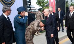 Özel Harekat Başkanı Süleyman Karadeniz, Devlet Bahçeli’nin elini öptü