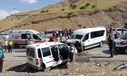 Hakkari'de trafik kazası: 15 yaralı