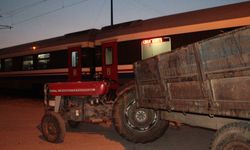 Yolcu treni traktöre çarptı, seferler durduruldu