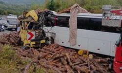 Otobüs ile kamyon kafa kafaya çarpıştı: 2 ölü, çok sayıda yaralı var