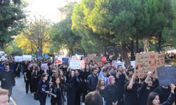 Marmara Üniversitesi öğrencilerinden İkbal Uzuner ve Ayşenur Halil için eylem