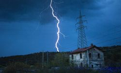 Bitlis'te elektrik trafosuna yıldırım isabet etmesi sonucu 5 kişi yaralandı