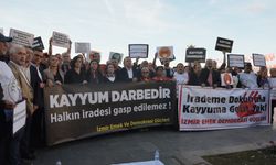 İzmir'de kayyım protestosu: "Bu karanlık, demokrasiyi savunan güçlerin ördüğü duvara çarparak yok olacaktır"