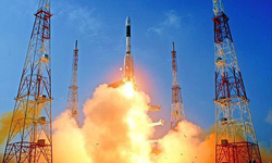 Hindistan, ABD'ye ait iletişim uydusunu başarıyla uzaya fırlattı