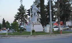 Adıyaman Belediyesi, 6 Şubat’taki yardımlaşmayı ‘Dayanışma Eli Anıtı’ ile ölümsüzleştirdi