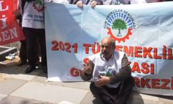 Emekliler, TÜİK önünde enflasyon verilerini protesto etti