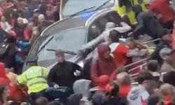 Liverpol'da şampiyonluk kutlamaları sırasında bir araç kalabalığın arasına daldı