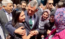 CHP Genel Başkanı Özel şehit madenci aileleriyle kucaklaştı