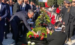 CHP Genel Başkanı Özel, 301 madencinin Soma’daki şehitliğine karanfil bıraktı
