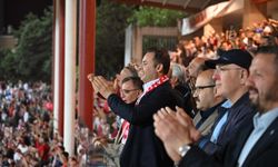 Başkan Ahmet Akın tribünde takımıyla tek yürek oldu