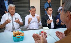 CHP Genel Başkanı Özel, Manisa’nın ünlü kuru fasulye aşçısı Akgül’ün hayır yemeğine katıldı