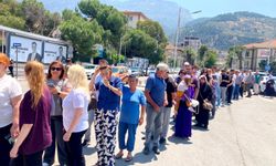 Yurttaşlar, Zeyrek ailesine baş sağlığı dilemek için metrelerce kuyruk oluşturdular