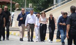CHP Genel Başkanı Özel Nehir Zeyrek’i sınav sonrası karşıladı