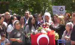Köylüler, TBMM'nin yanı başında zeytinlikler için "Köylü kürsüsü" kurdu