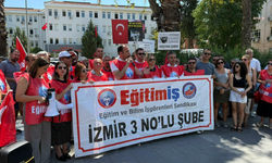 İzmir'de "sürgün" edilen öğretmene destek eylemi